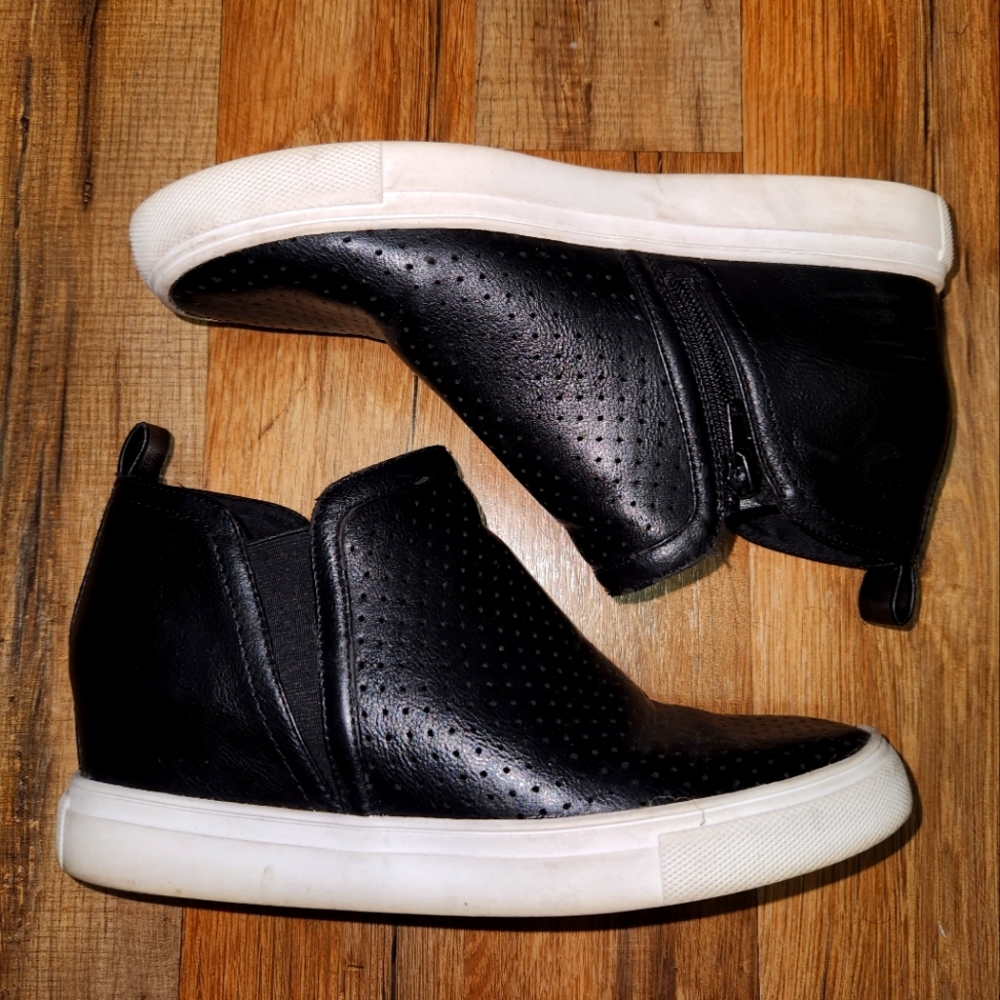 STEVEN by Steve Madden Black Wedge Sneaker size 7